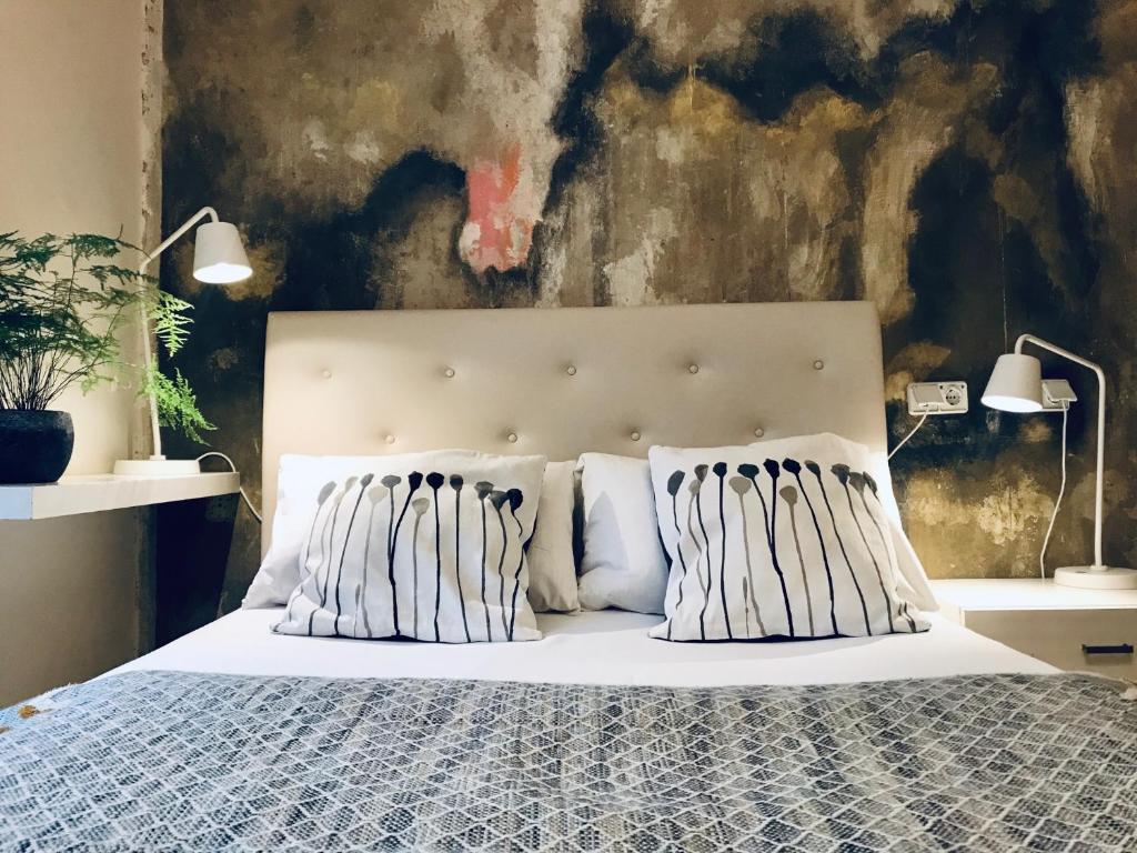 柏林Lekkerurlaub的卧室配有白色的床和2个枕头