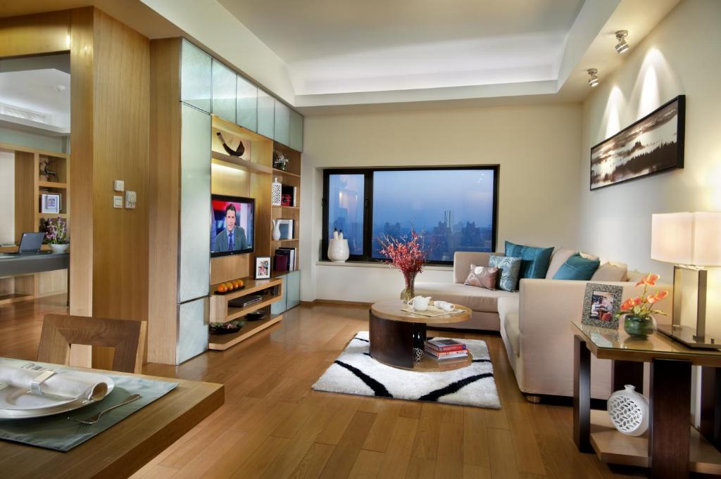 天津天津盛捷国际大厦服务公寓的客厅配有沙发和桌子