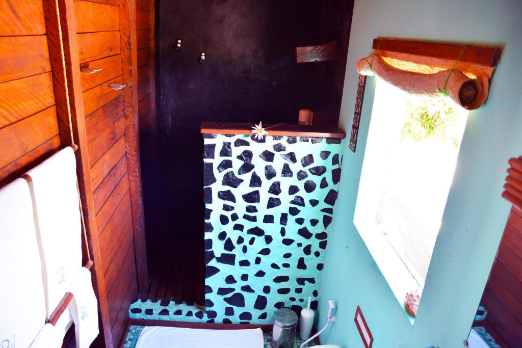 圣玛丽Hotel Ecolodge Riake Resort & Villa的浴室设有黑色和白色的淋浴帘