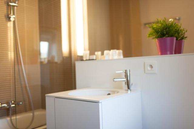 格朗当拉帕瑟里尔酒店的白色的浴室设有水槽和淋浴。
