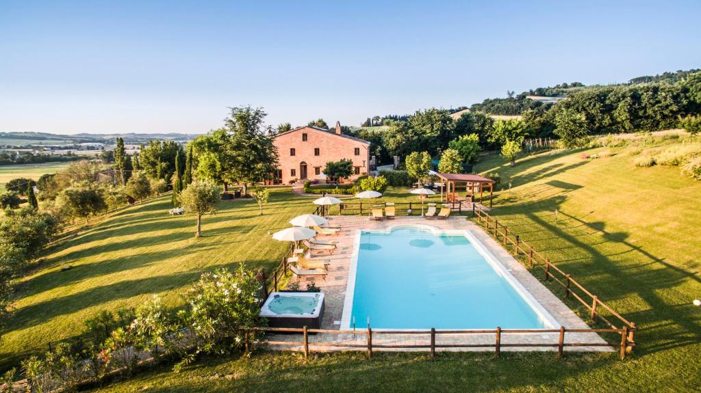 科里纳尔多Casalantico的享有房子空中景色,在田野设有一个游泳池