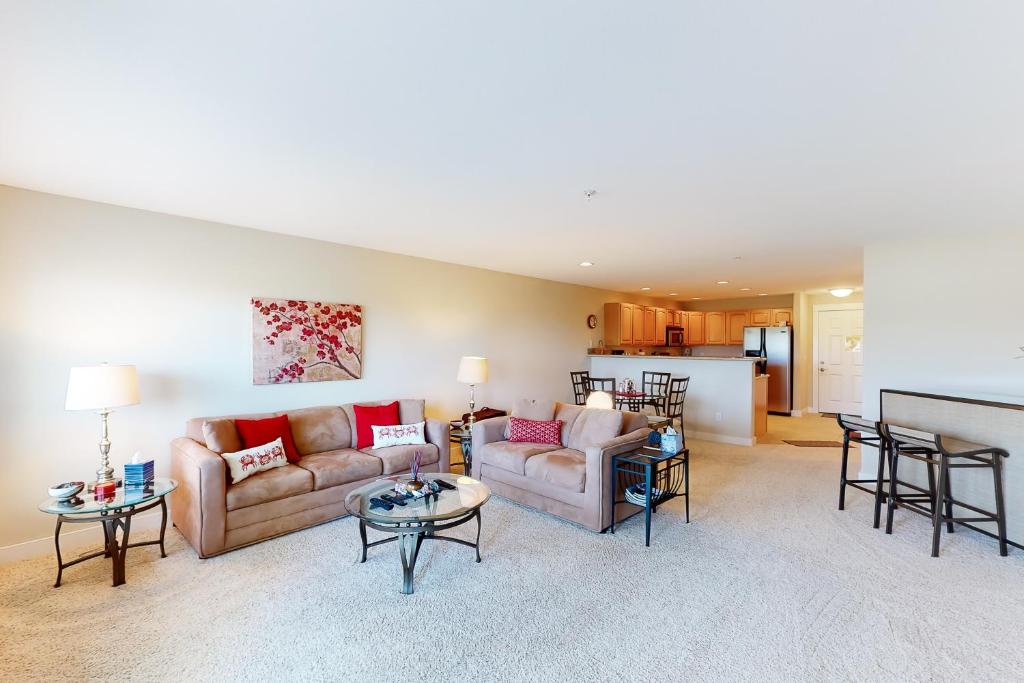 韦斯特波特Ocean Avenue Condos的带沙发和桌子的客厅以及厨房。