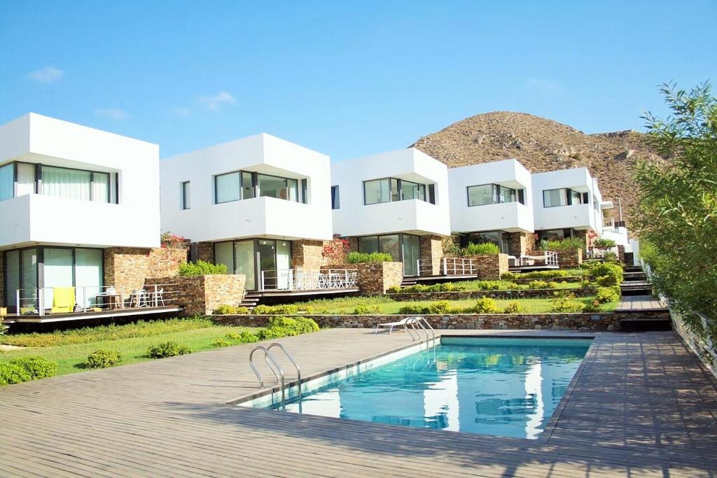 阿瓜阿马加Exclusiva casa de lujo en Agua Amarga的享有带游泳池的房屋外部景致