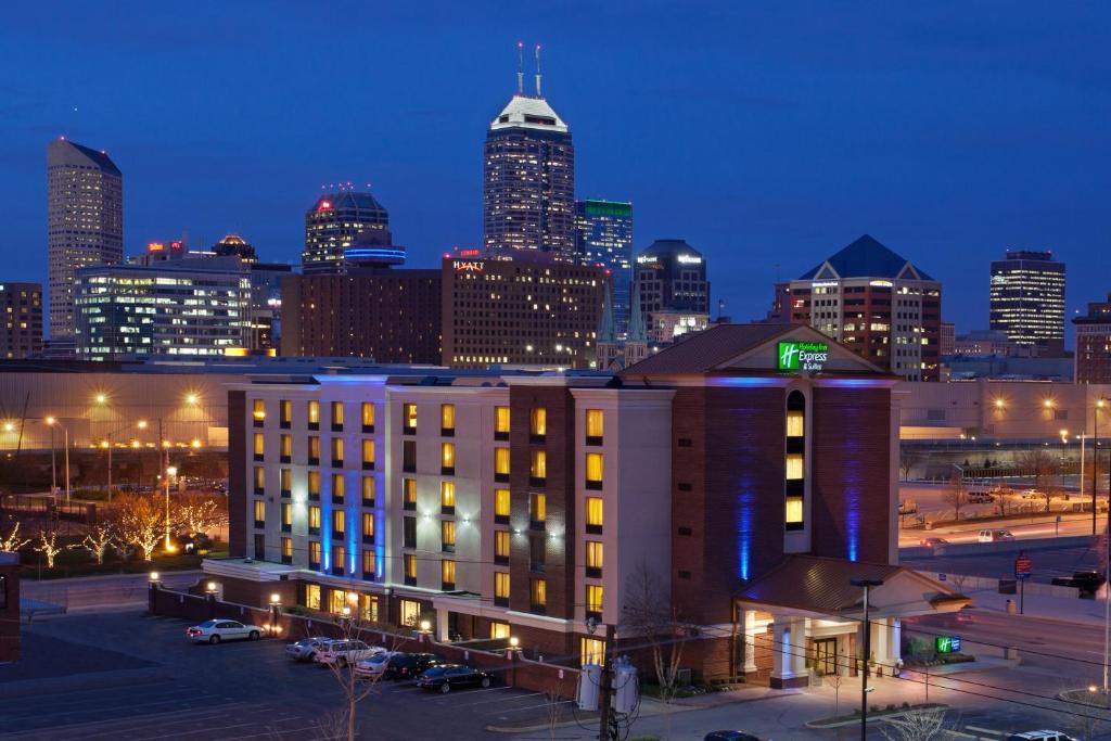 印第安纳波利斯Holiday Inn Express Hotel & Suites Indianapolis Dtn-Conv Ctr, an IHG Hotel的夜空前的城市天际线