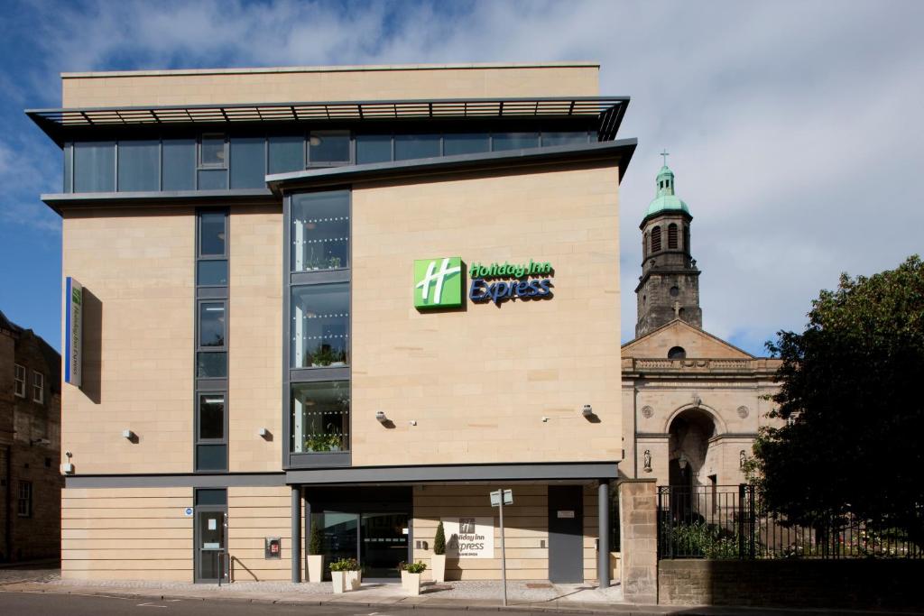 爱丁堡Holiday Inn Express Edinburgh – Royal Mile, an IHG Hotel的建筑的侧面有标志