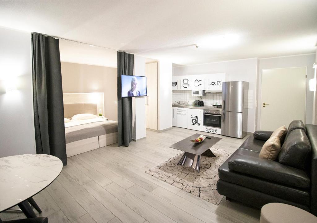 慕尼黑ARABEST Aparthotel & Boardinghouse的客厅配有沙发和1张床