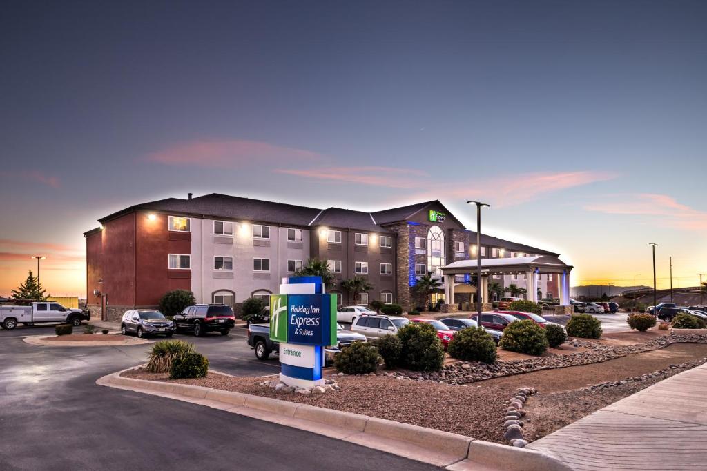 阿拉莫戈多Holiday Inn Express & Suites Alamogordo Highway 54/70, an IHG Hotel的酒店前方设有加油站的停车场