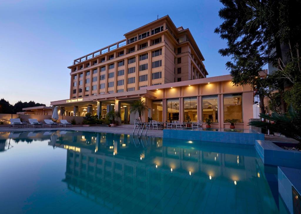 加德满都珠峰酒店的大楼前设有游泳池的酒店