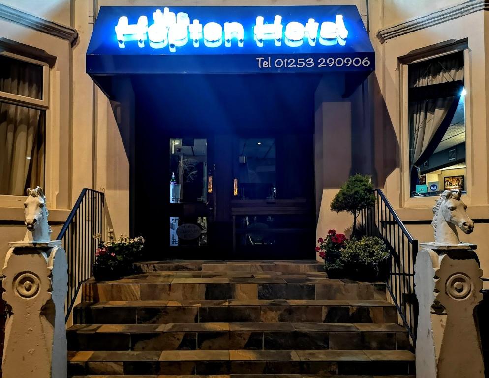 布莱克浦The Hopton Hotel的大楼前的希尔顿酒店标志