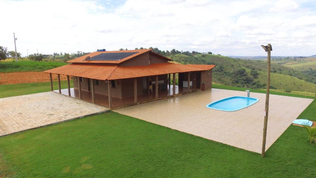 圣罗克迪米纳斯Sítio Luar的享有带游泳池的别墅的顶部景致
