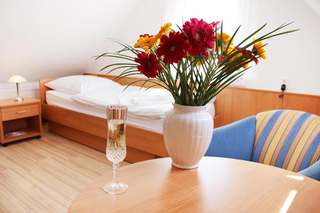 沃尔加斯特基尔希斯坦酒店的花瓶,桌子上,床边,花瓶