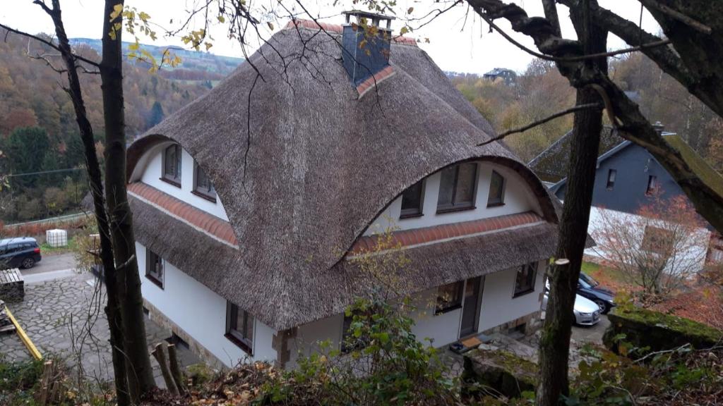 马尔梅迪Villa Odile的茅草屋顶的房子
