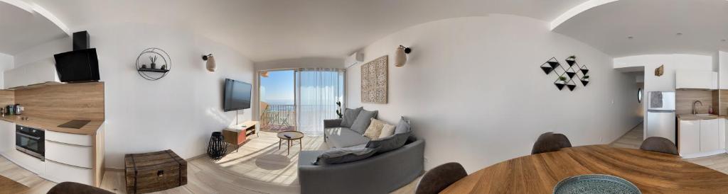 鲁西隆地区卡内"MER" Séjour détente tout confort, magnifique vue sur la mer的客厅配有沙发和桌子