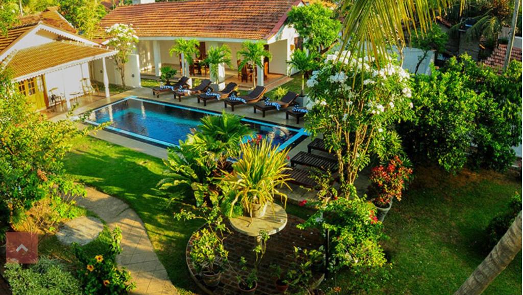 尼甘布苏耶瓦尼别墅的享有带游泳池的房屋的空中景致