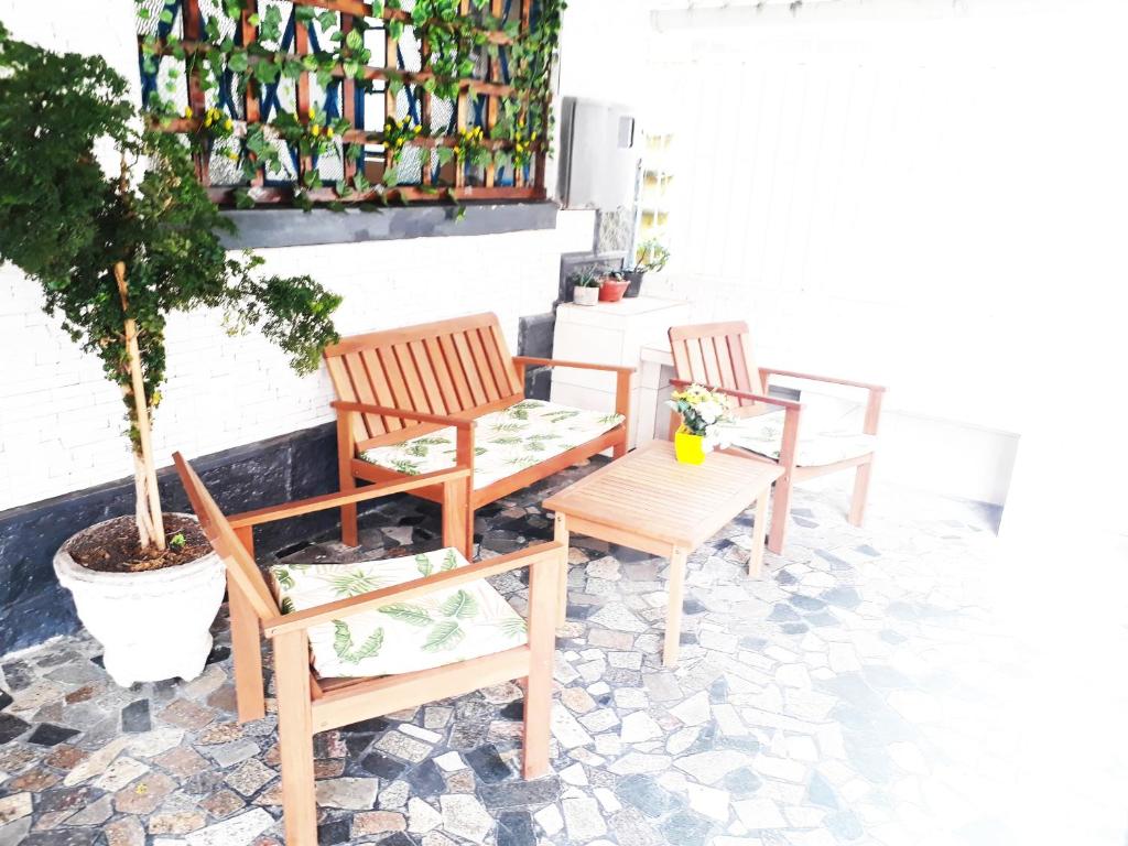 桑托斯Pousada das Goianas的庭院里设有两把椅子和一张桌子