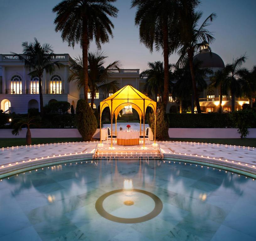 勒克瑙Taj Mahal Lucknow的大楼前带凉亭的游泳池
