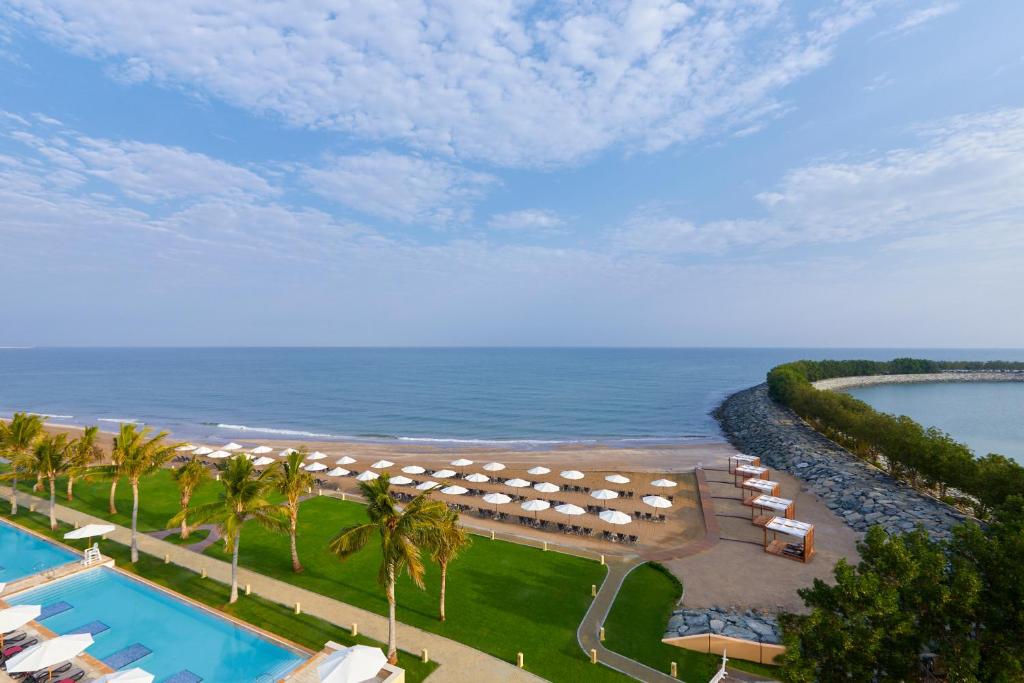 穆萨纳Barceló Mussanah Resort, Sultanate of Oman的享有带游泳池和海洋的度假村的空中景致