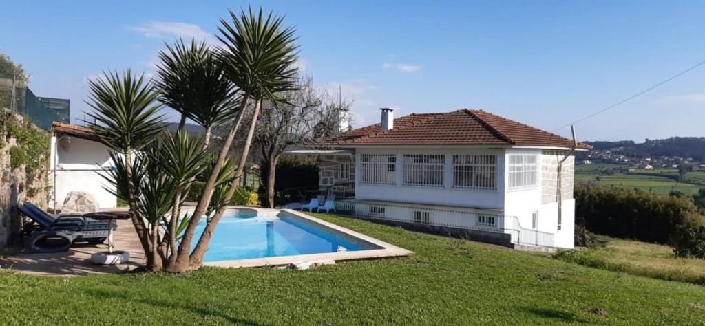 阿尔库什Casa S. Félix的棕榈树旁带游泳池的房子