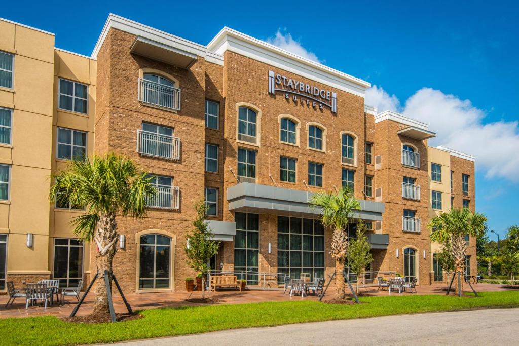 查尔斯顿Staybridge Suites Charleston - Mount Pleasant, an IHG Hotel的一座棕榈树的大型砖砌建筑