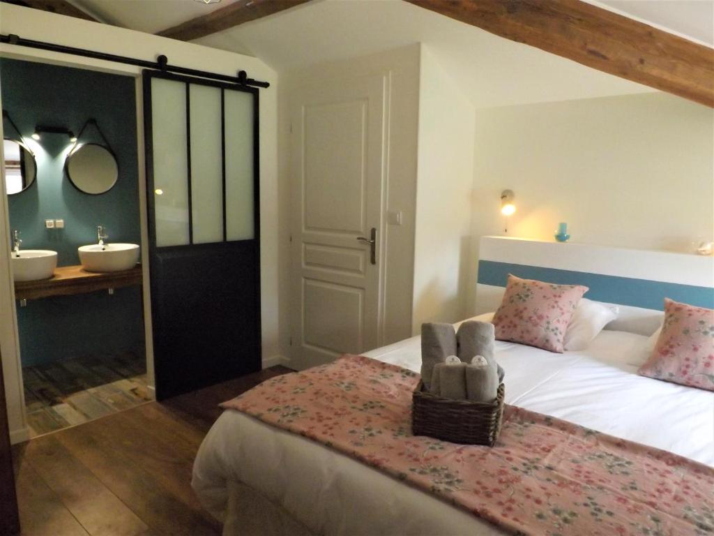 波讷地区帕朗提La résinière de pirique的一间卧室配有一张床,浴室设有水槽