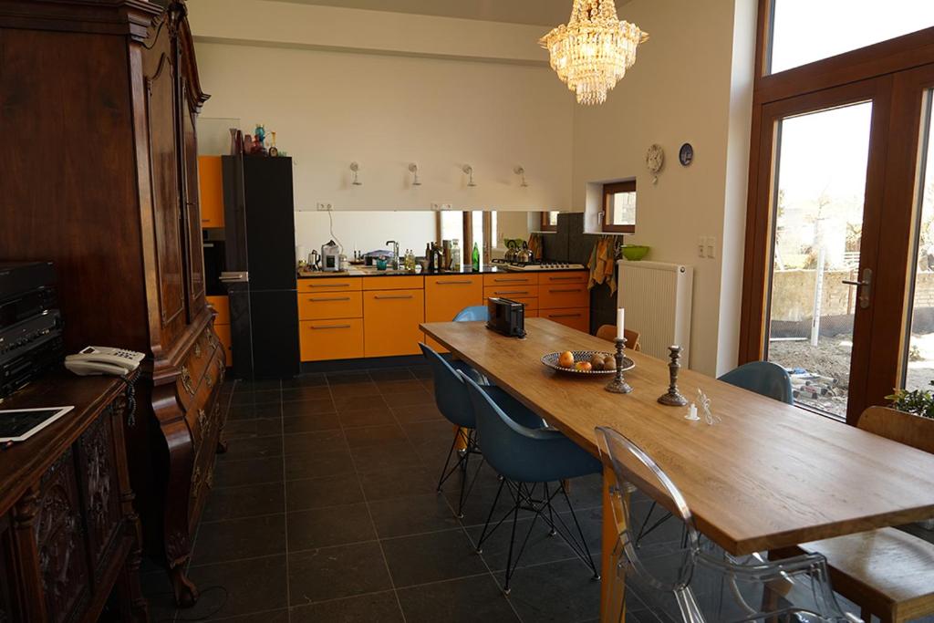 克桑滕Stille, Aussicht und Kunst am Archäologischen Park的厨房配有木桌和蓝色椅子