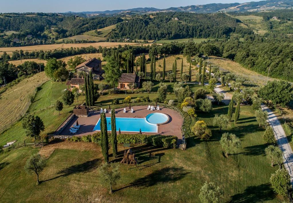 皮耶韦城Poggiovalle Tenuta Italiana的享有带游泳池的庄园的空中景致