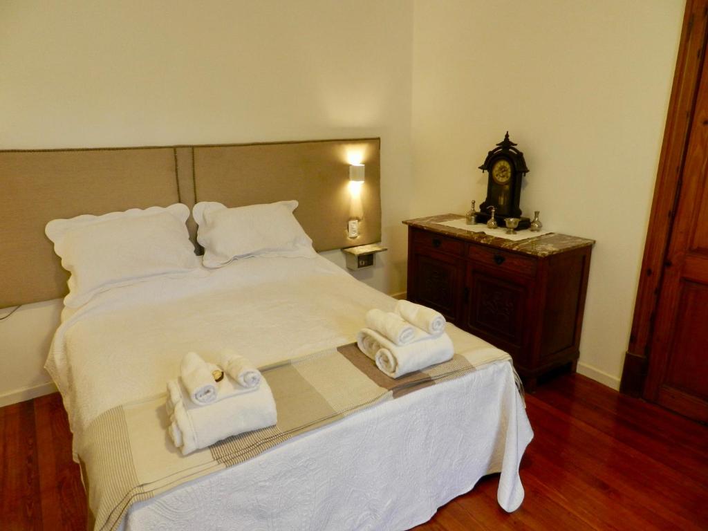 布宜诺斯艾利斯B&B Polo的一间卧室配有一张床,上面有两条毛巾