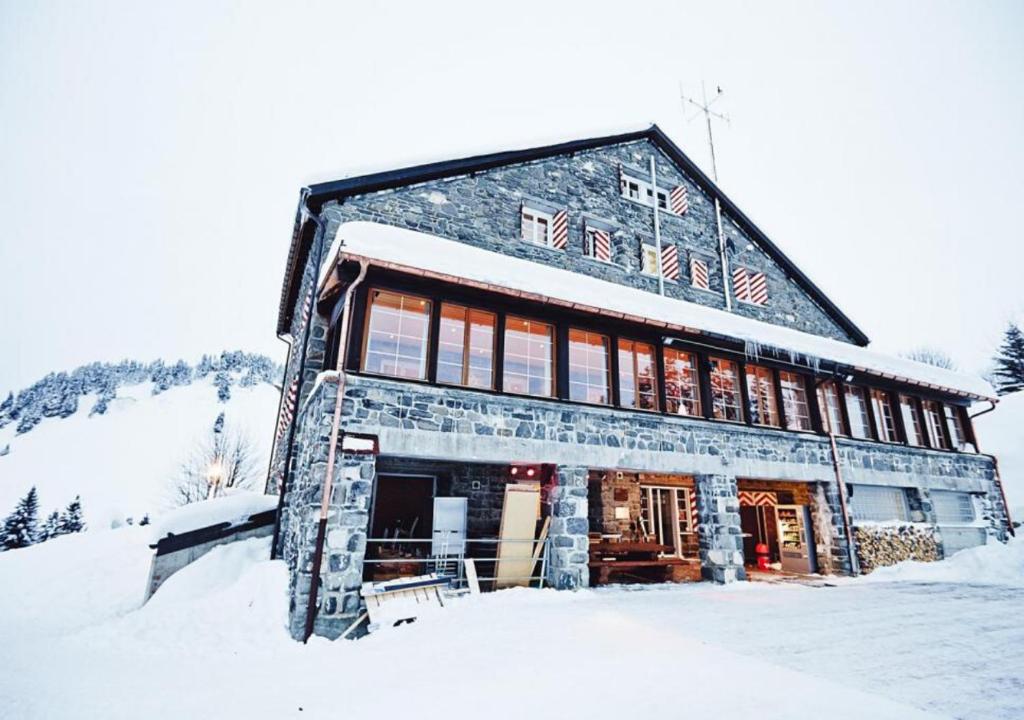 威拉尔-苏-罗伦Maison de Montagne Bretaye的雪中大建筑