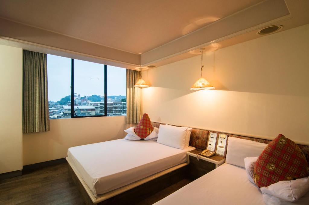 基隆大华饭店的酒店客房设有两张床和窗户。