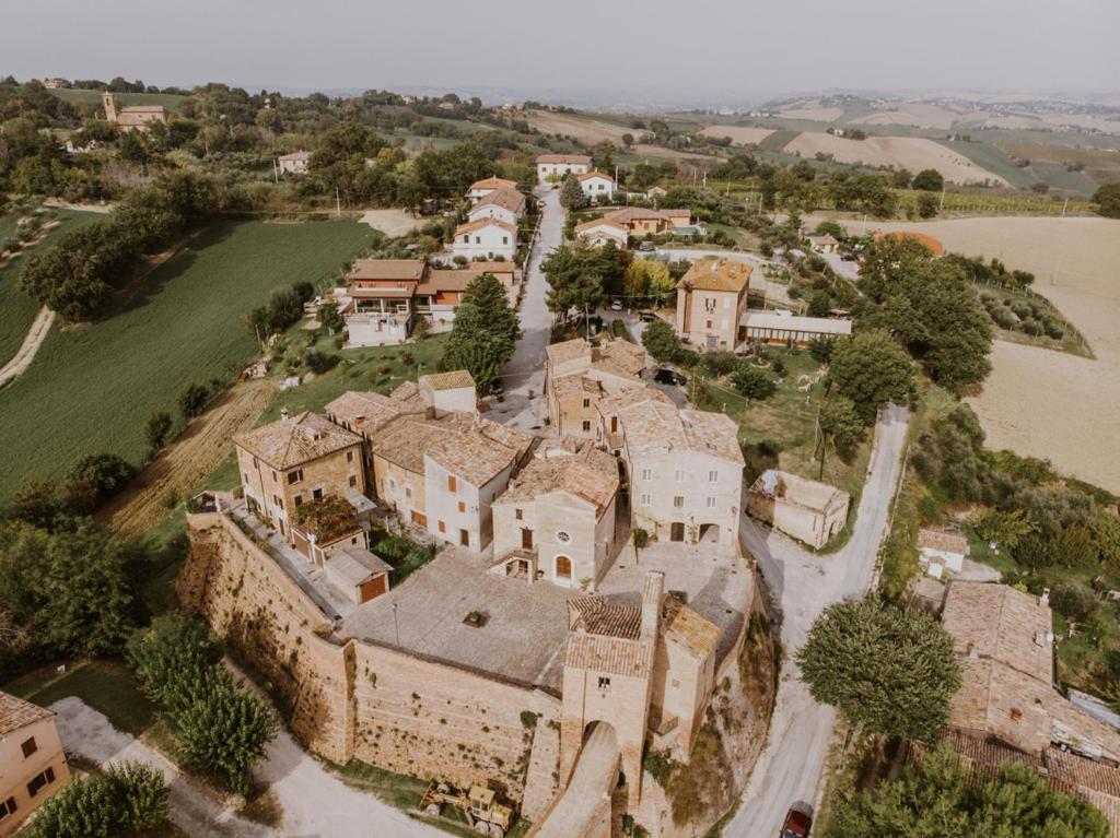 LoretelloBorgo Loretello的享有古老城堡和河流的空中景致