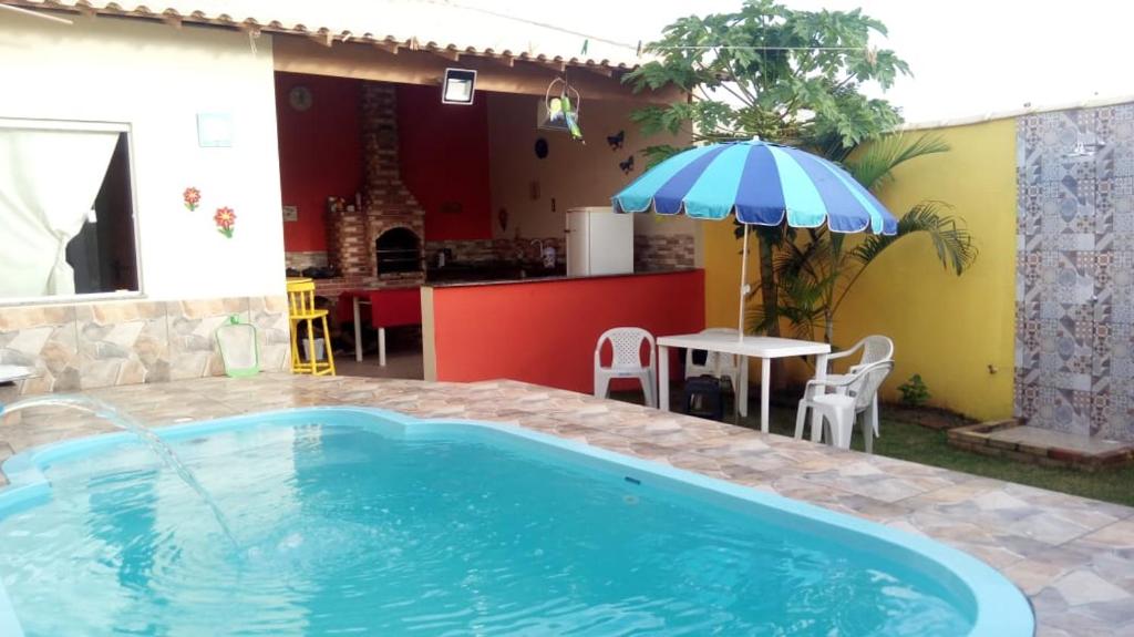 Casa com piscina内部或周边的泳池