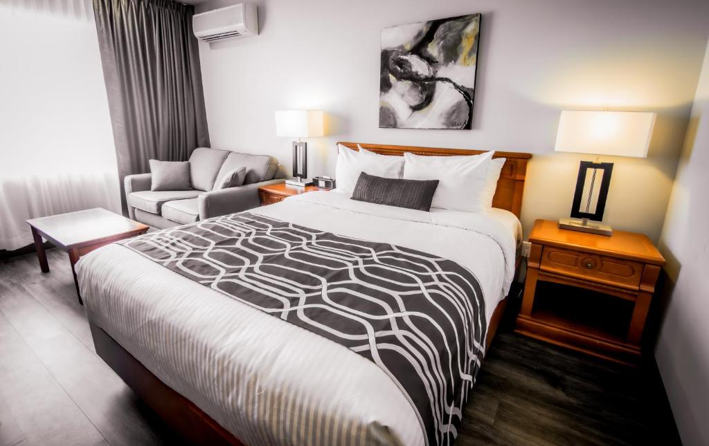七岛市旅行者酒店的配有一张床和一把椅子的酒店客房
