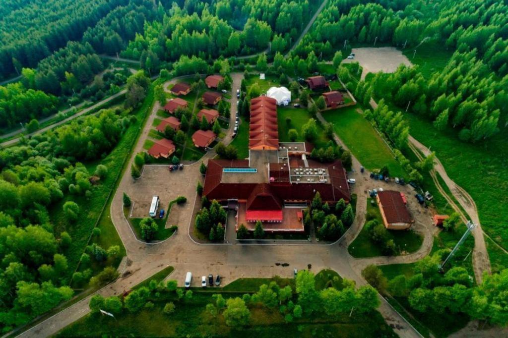 科斯特罗马科斯特洛马阿兹姆酒店的森林中央大房子的空中景观