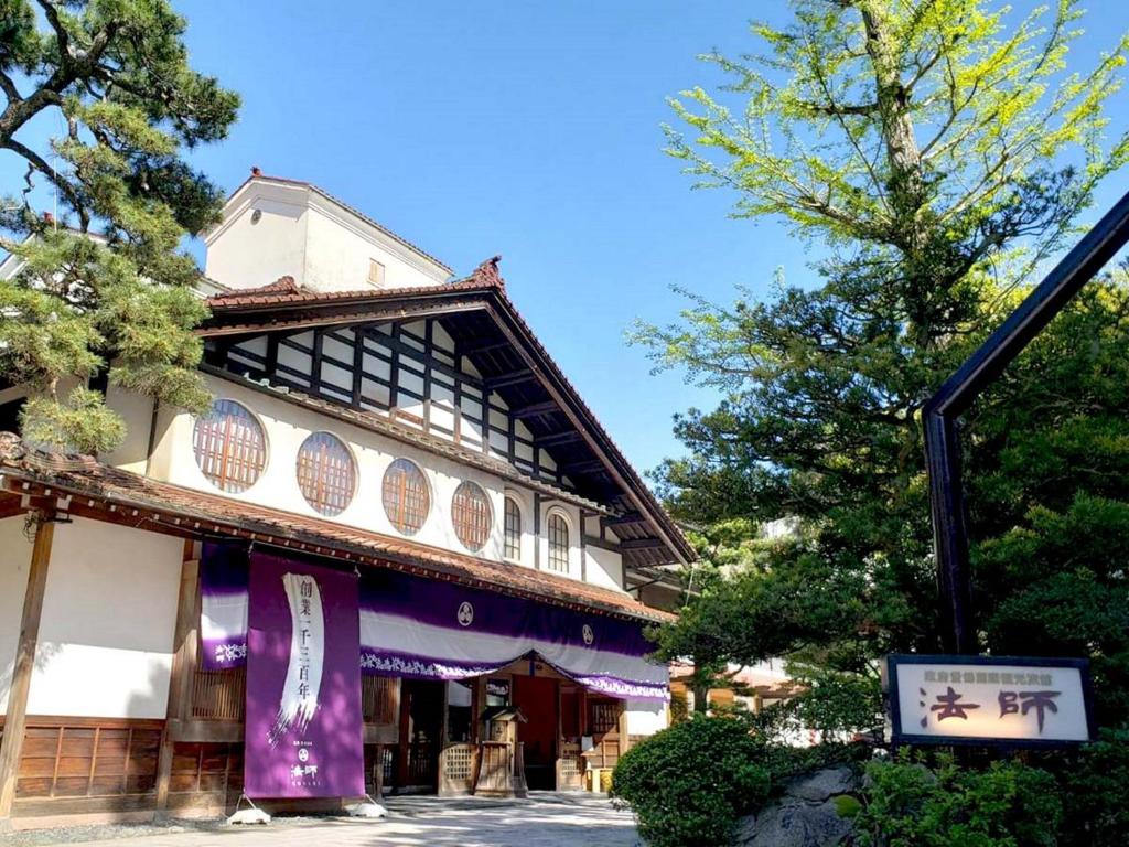 小松市法师日式旅馆的前面有紫色横幅的建筑