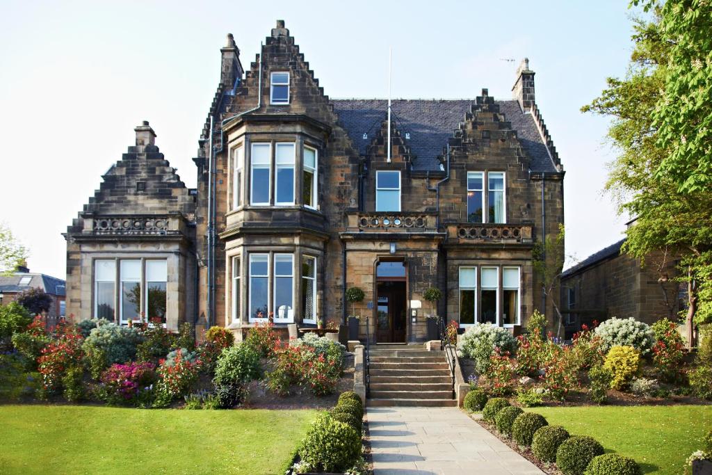 爱丁堡The Roseate Edinburgh - Small Luxury Hotels of the World的一座带花园的古老房子