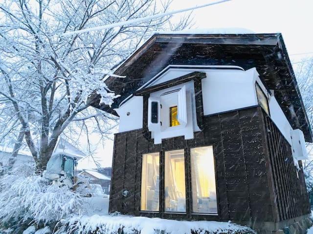 饭山市The Kura的上面有雪的小房子