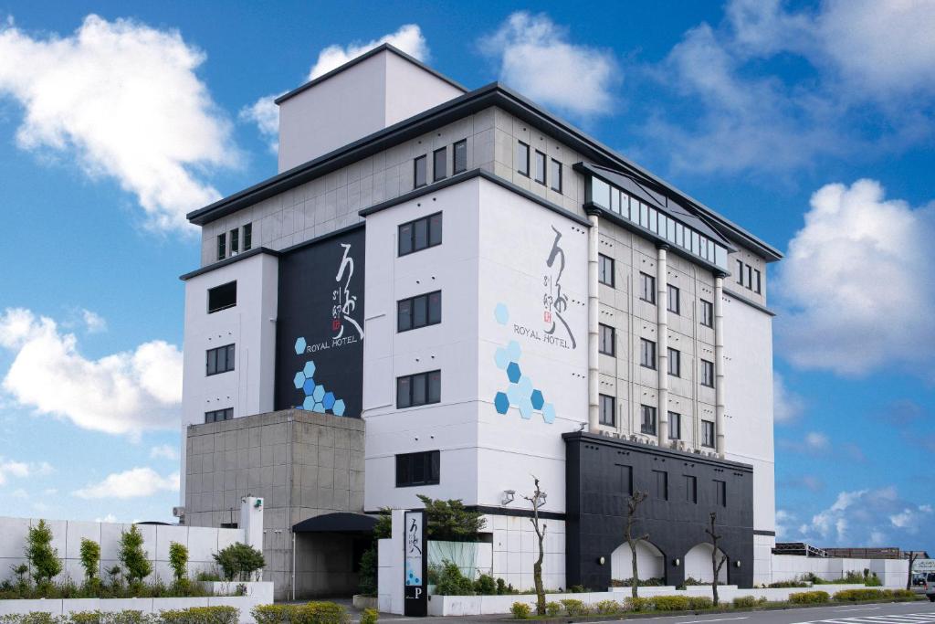 大垣Royal Hotel Uohachi Bettei的一座白色的大建筑,上面涂有涂鸦