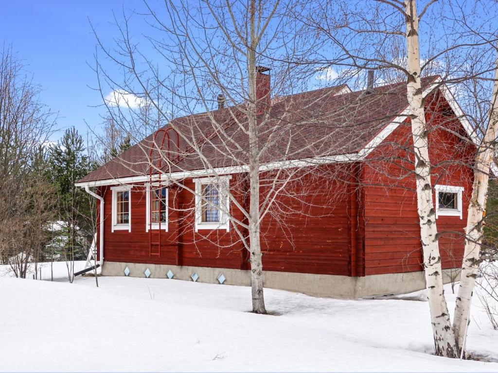 KelloHoliday Home Meritähti by Interhome的前面有雪的红色房子