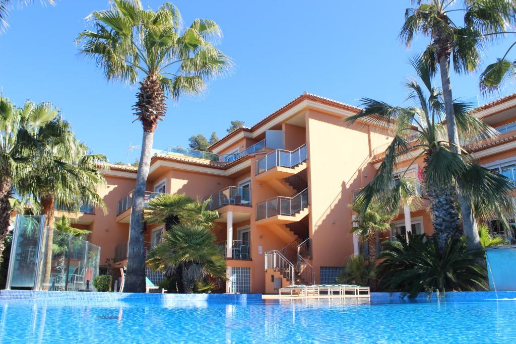 贝尼塔切利Apartamentos Flamingo Hills的从游泳池可欣赏到酒店景色