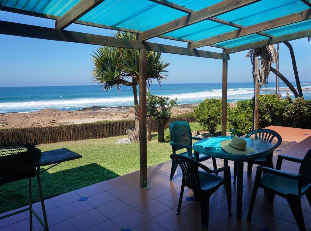 马盖特Southern Comfort - Starfish的一个带桌椅的庭院和大海