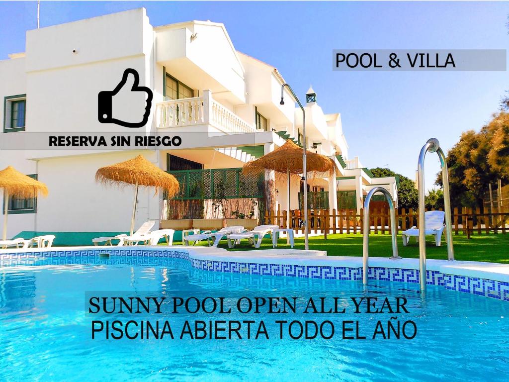 滨海罗克塔斯Roquetas Beach and Playa Serena Golf Village的酒店前的游泳池