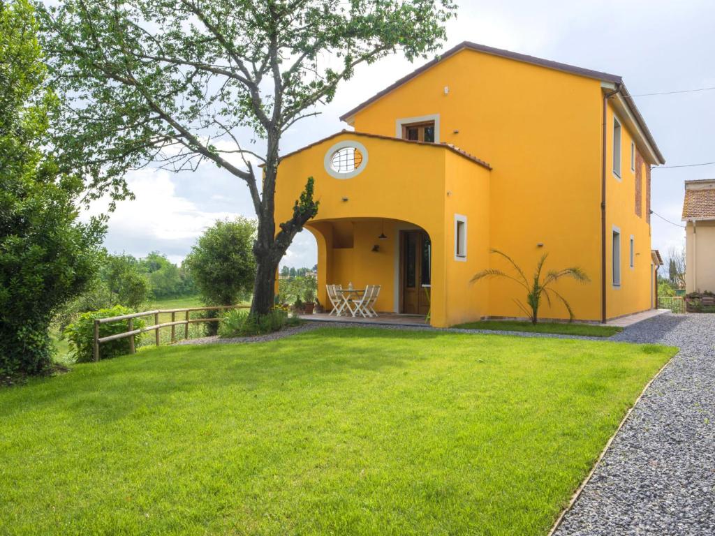 富切基奥Holiday Home Il Venturino by Interhome的院子里有树的黄色房子