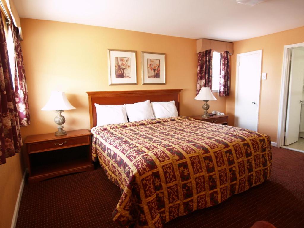 斯普林菲尔德费城机场公园路汽车旅馆的酒店客房,配有一张床和两盏灯