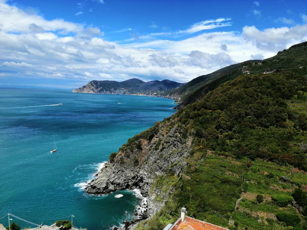 克里日亚Belvedere Affittacamere的享有海洋和山脉的空中景致
