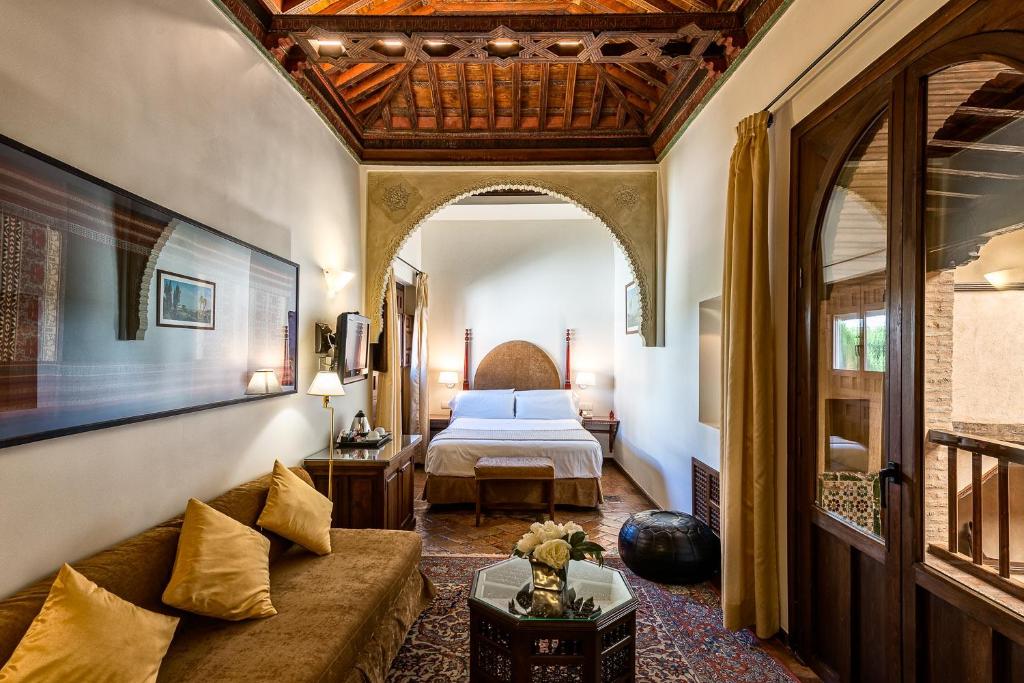格拉纳达卡萨莫里斯卡酒店的客厅配有沙发和1张床