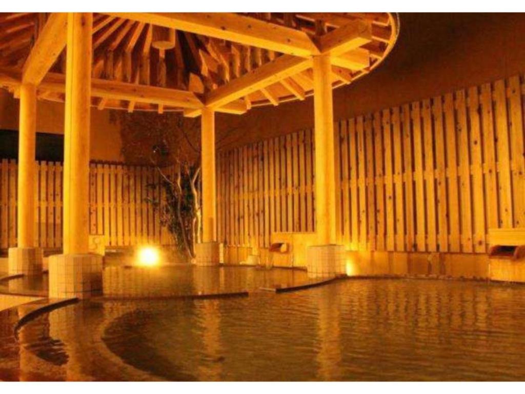 仙北Tazawako Lake Resort & Onsen / Vacation STAY 78938的一座带灯光的大建筑中的游泳池