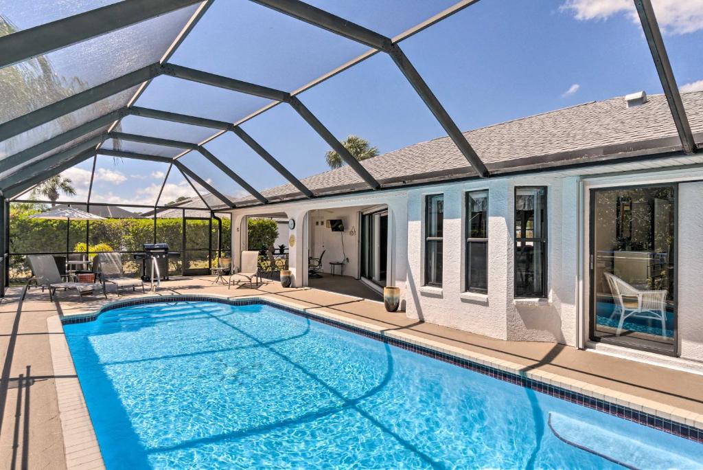 夏洛特港Modern House Less Than 5 Miles to Port Charlotte Beach!的一座房子上方的玻璃屋顶游泳池
