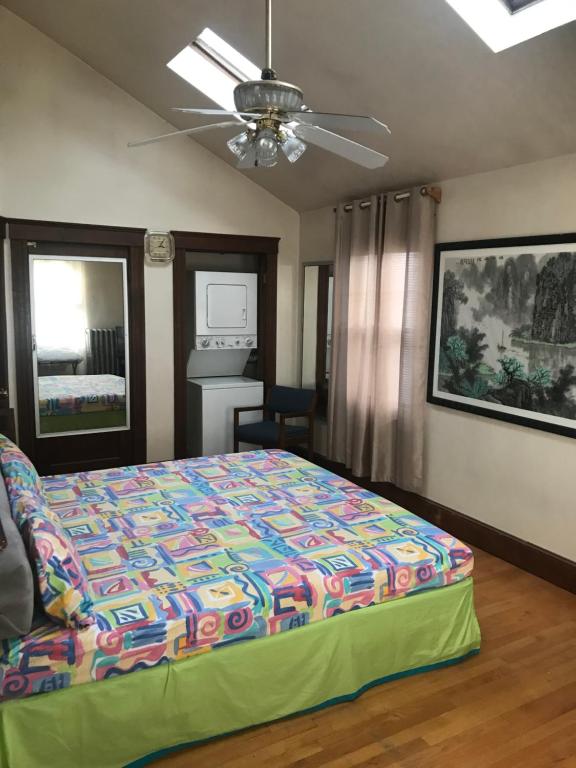 MiltonJacaranda的一间卧室配有一张床和吊扇