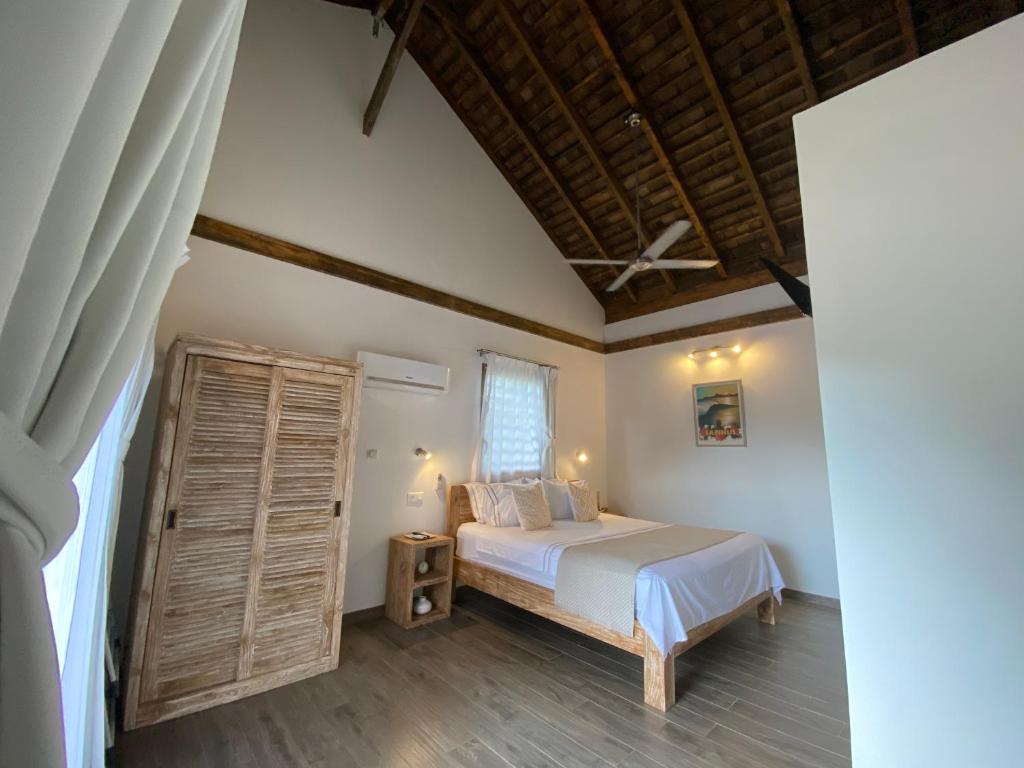 MariutiFare noanoa的一间卧室设有一张床和一个大窗户