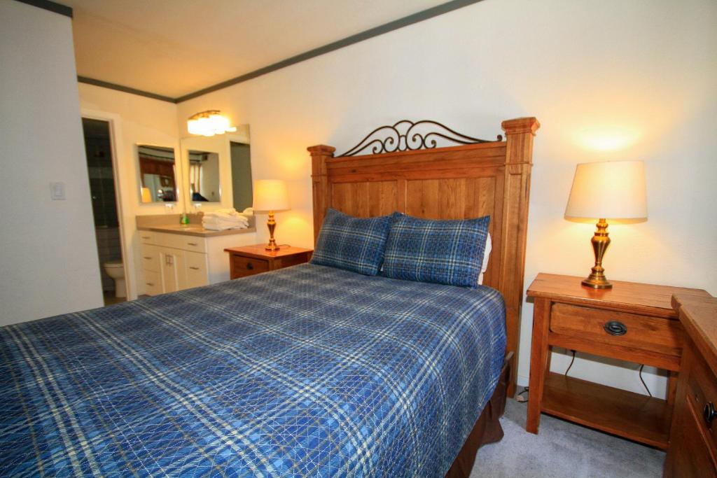 马姆莫斯湖Sierra Park Villas #93的一间卧室配有一张带蓝色铺面毯子的床